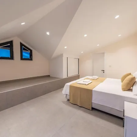 Luxury 4-bed With Private Pool And Jacuzzi וילה