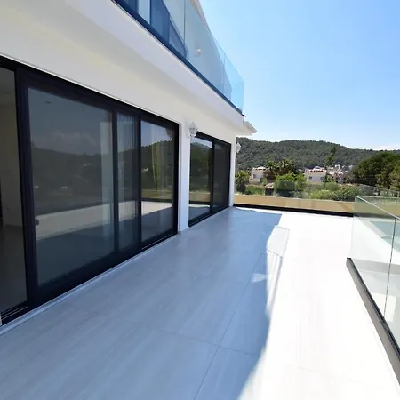 Luxury 4-bed With Private Pool And Jacuzzi