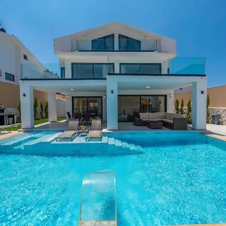 Luxury 4-bed With Private Pool And Jacuzzi *