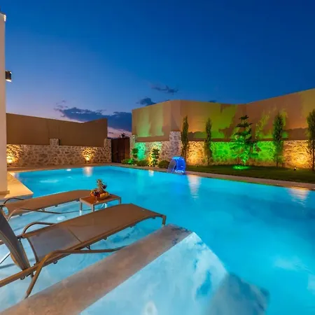 Luxury 4-bed With Private Pool And Jacuzzi *