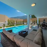Luxury 4-bed With Private Pool And Jacuzzi Вилла