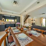 Вилла Luxury 4-bed With Private Pool And Jacuzzi *