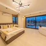 Luxury 4-bed With Private Pool And Jacuzzi Вилла *