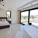 Luxury 4-bed With Private Pool And Jacuzzi Вилла *