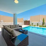 Luxury 4-bed With Private Pool And Jacuzzi Вилла *