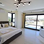 Luxury 4-bed With Private Pool And Jacuzzi Овачик