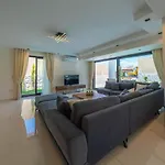 Luxury 4-bed With Private Pool And Jacuzzi Вилла *