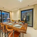 Luxury 4-bed With Private Pool And Jacuzzi Вилла *