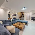Вилла Luxury 4-bed With Private Pool And Jacuzzi *