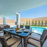 Вилла Luxury 4-bed With Private Pool And Jacuzzi