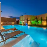 Luxury 4-bed With Private Pool And Jacuzzi *