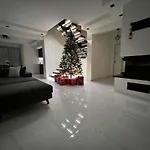 Вилла Luxury 4-bed With Private Pool And Jacuzzi