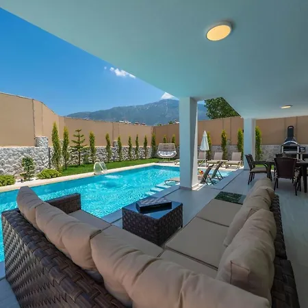 Luxury 4-bed With Private Pool And Jacuzzi וילה