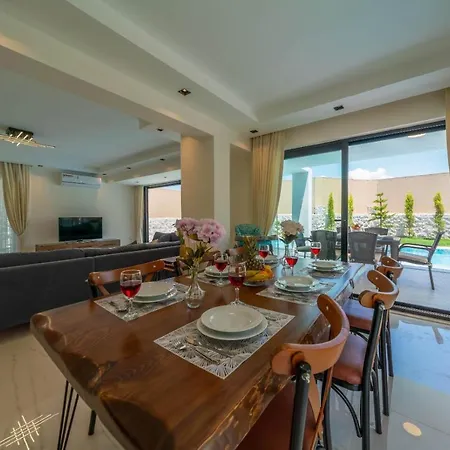 Luxury 4-bed With Private Pool And Jacuzzi Вилла *