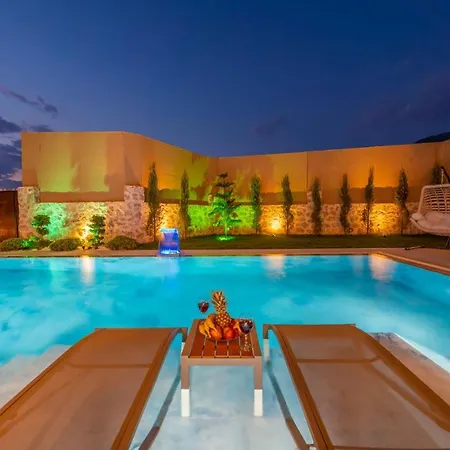 Luxury 4-bed With Private Pool And Jacuzzi Вилла *