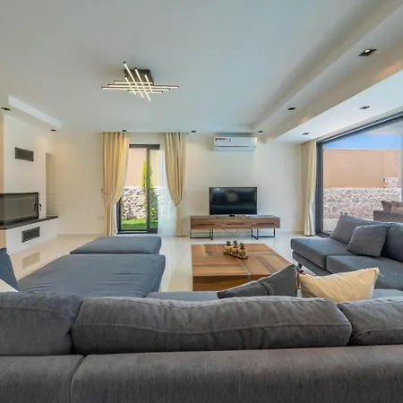 Luxury 4-bed With Private Pool And Jacuzzi Вилла *