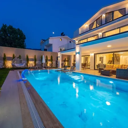 Luxury 4-bed With Private Pool And Jacuzzi Vila
