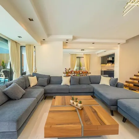 Luxury 4-bed With Private Pool And Jacuzzi