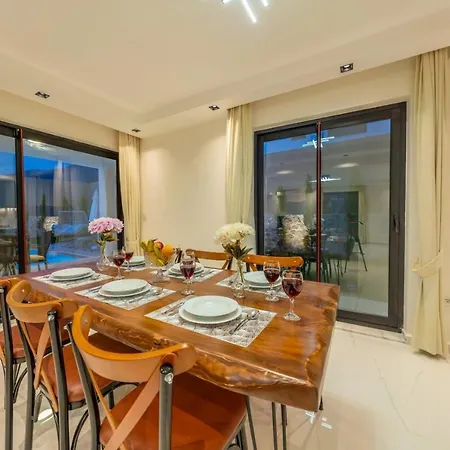 Luxury 4-bed With Private Pool And Jacuzzi Villa *