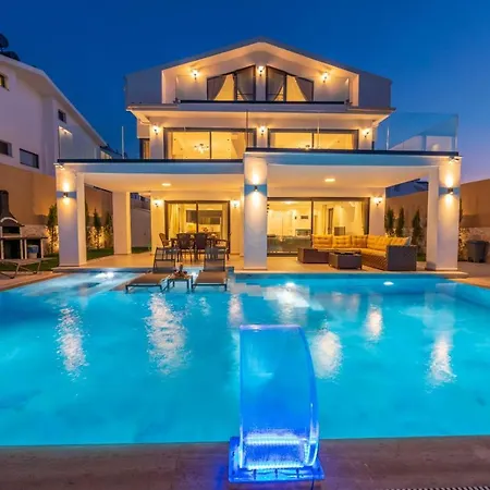 Luxury 4-bed With Private Pool And Jacuzzi *