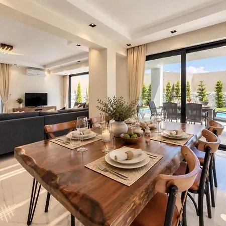 Luxury 4-bed With Private Pool And Jacuzzi וילה