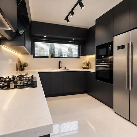 Luxury 4-bed With Private Pool And Jacuzzi וילה