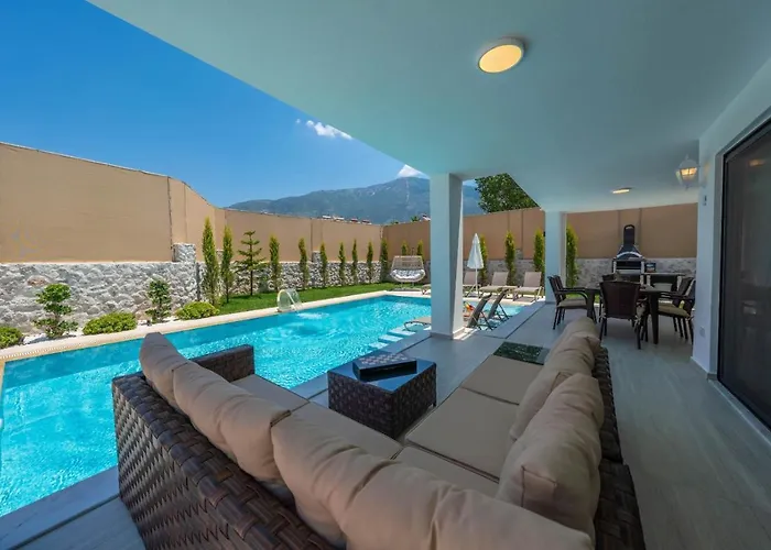 Luxury 4-bed With Private Pool And Jacuzzi Villa