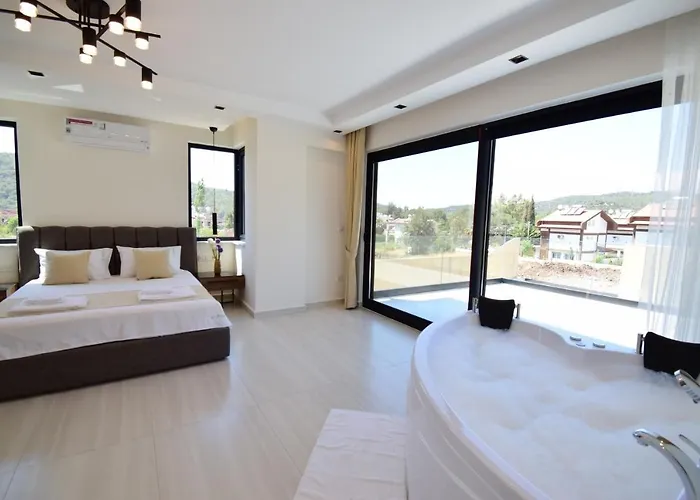 Luxury 4-bed With Private Pool And Jacuzzi Villa *