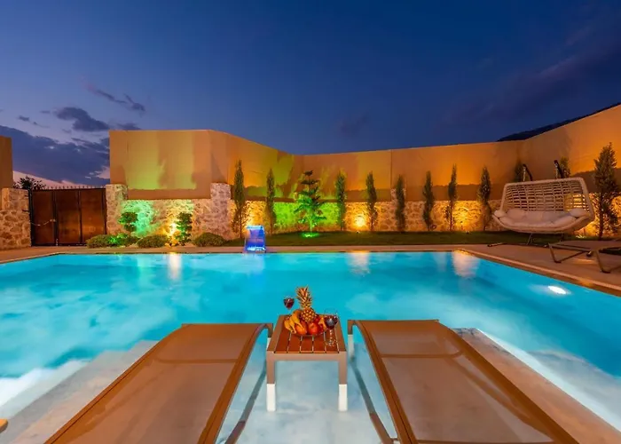 Luxury 4-bed With Private Pool And Jacuzzi Villa *