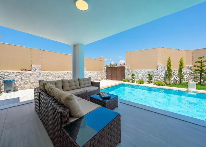 Luxury 4-bed With Private Pool And Jacuzzi Villa *