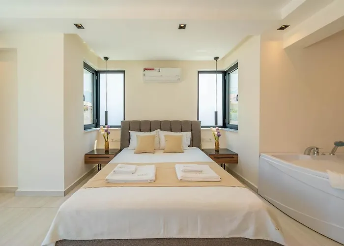 Luxury 4-bed With Private Pool And Jacuzzi *